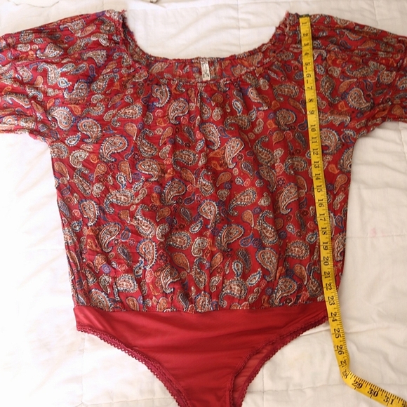 FREE PEOPLE Sundown Rust Red Paisley Print Off-the-Shoulder Bodysuit, Large - Picture 4 of 7